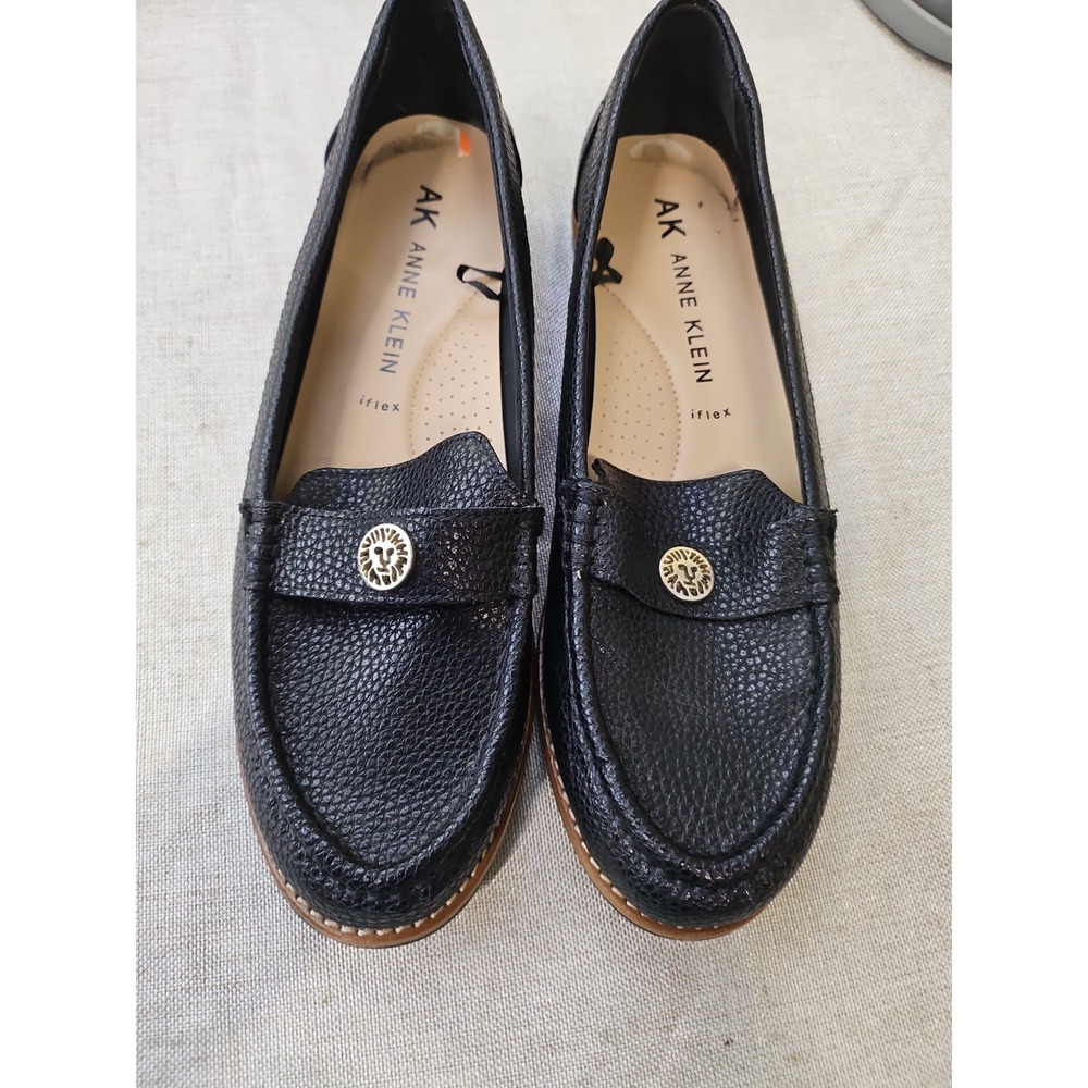 Anne Klein iFlex Black Pebbled Loafers Gold Lion Medallion Flats AKNEXXT 9.5M